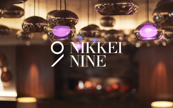 Aufnahme futuristische Deckenlichter im Nikkei Nine Hamburg und Logo