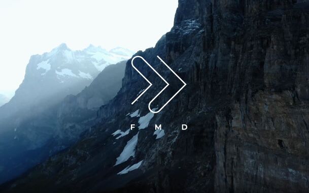 Dramatische Aufnahme von Gebirgswelt und Logo von FMD