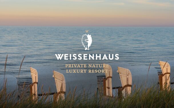Aufnahme von Strandkörben vor abendlichem Meer und Logo von Weissenhaus Private Nature Luxury Resort