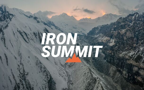 Berge in dramtischer Abendstimmung und Logo von Iron Summit