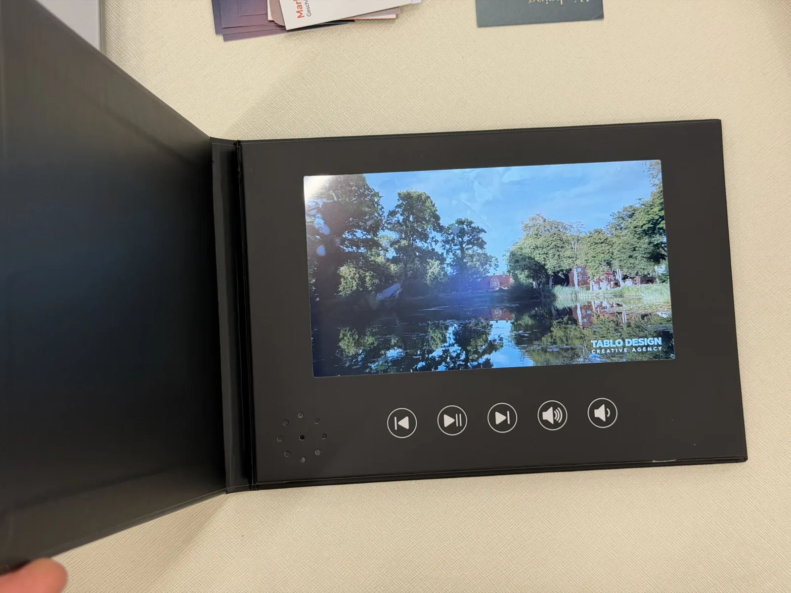 Originalfoto des bei Tablo eingesetzten Videobuchs mit LCD, Lautsprecher und fünf Navigationstasten